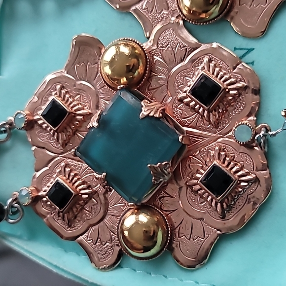 Reminiscence Runway collection earings - Picture 3 of 6